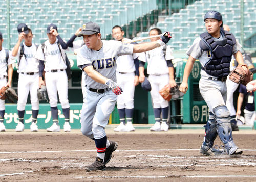 甲子園練習でノックする仙台育英・須江監督（撮影・野上伸悟）
