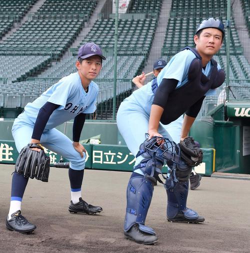 グラウンドに飛び出す準備をする近江エース林優樹（左）と有馬諒のバッテリー（撮影・上田博志）