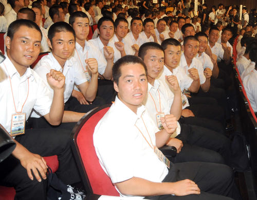 抽選会直前に気合いを入れる静岡の選手たち（撮影・河合萌彦）