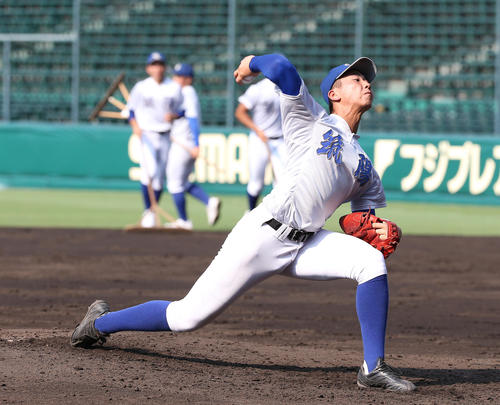 甲子園練習でマウンドから投球練習する筑陽学園・西館昴汰（撮影・白石智彦）