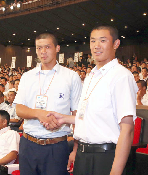 抽選会場で握手する履正社の井上広大（左）と星稜の奥川恭伸（撮影・上山淳一）