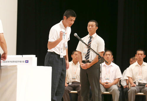 抽選番号を発表する近江・有馬主将（撮影・上山淳一）