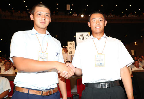 抽選会場で互いに健闘を誓い合う履正社・井上（左）と星稜・奥川（撮影・加藤哉）