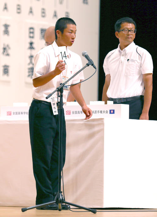 第101回全国高校野球選手権・組み合わせ抽選会　壇上で抽選番号を発表する習志野の竹縄俊希主将（撮影・上山淳一）