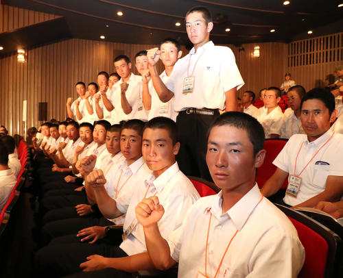 組み合わせ抽選会　ガッツポーズする習志野ナイン（撮影・白石智彦）