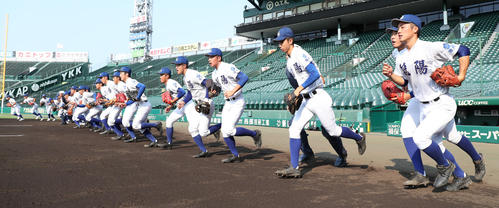 甲子園練習で元気に駆け出す筑陽学園ナイン（撮影・白石智彦）