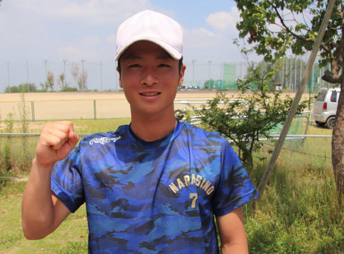 初戦に向けガッツポーズを見せる習志野の主将・竹縄＝2019年8月4日（大阪学芸高校グラウンド）（撮影・保坂淑子）
