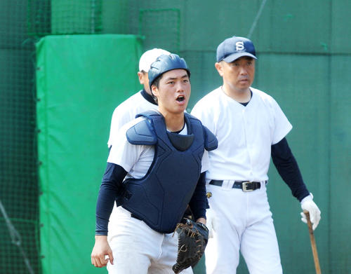 練習中、声を出してチームを鼓舞する静岡の小岩主将（撮影・河合萌彦）