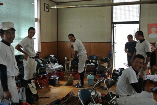 大川陸主将（右端後方）、エース岡田恵太（右手前）がくつろぐ中、明るい雰囲気で箒を手に部室を掃除する石沢太一遊撃手ら3年生部員