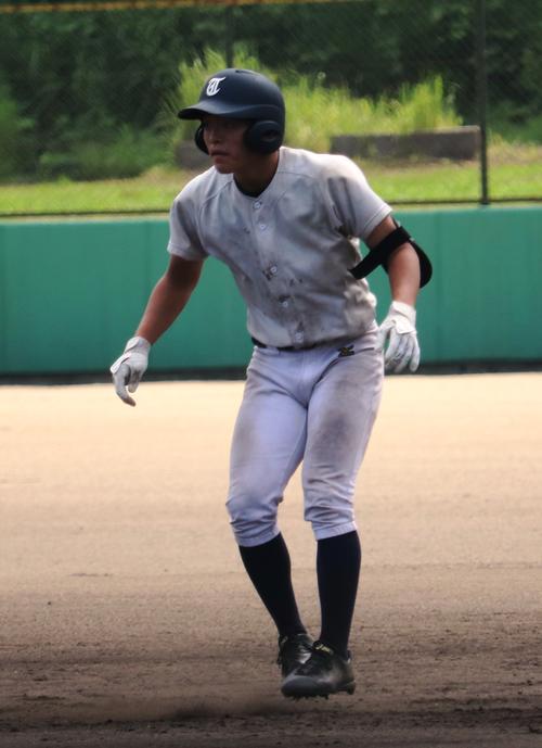 シート打撃で安打を放ち出塁する東海大相模・金城（撮影・古川真弥）