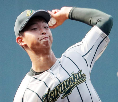 投球練習する鶴岡東・池田