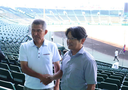 握手する花咲徳栄・岩井監督（右）と明石商・狭間監督（撮影・金子真仁）