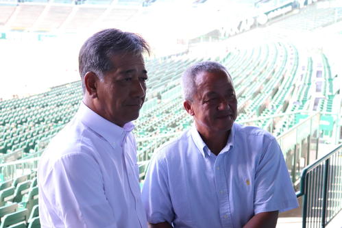 対談を終え握手する霞ケ浦・高橋監督（左）と履正社・岡田監督（撮影・金子真仁）