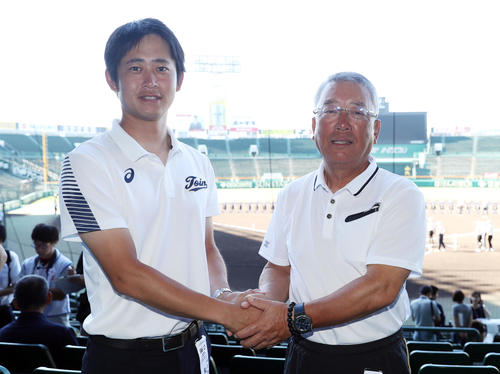 開会式のリハーサル前に握手を交わす明徳義塾・馬淵監督（右）と藤蔭・竹下監督（撮影・前田充）