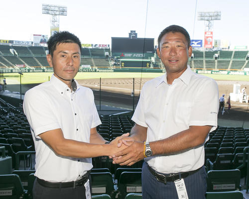 リハーサル前、握手を交わす米子東の紙本庸由監督（左）と智弁和歌山の中谷仁監督（撮影・上山淳一）