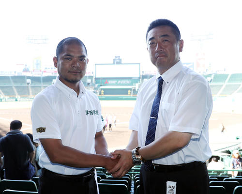 開会式のリハーサル前に握手を交わす静岡・栗林監督（右）と津田学園・佐川監督（撮影・前田充）