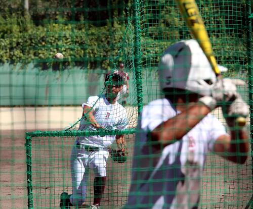 マウンドより約3メートル近い位置から投球する旭川大高の山本部長（撮影・永野高輔）