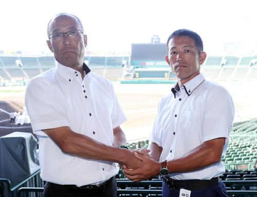 開会式のリハーサル前に握手を交わす旭川大高・端場監督（左）と星稜・林監督（撮影・前田充）