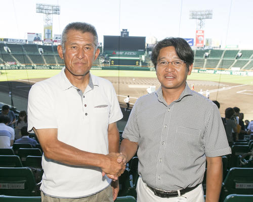 第101回全国高校野球選手権・開会式リハーサル　リハーサル前、握手を交わす明石商の狭間監督（左）と花咲徳栄の岩井監督（撮影・上山淳一）
