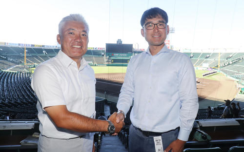 監督対談で握手する秋田中央・佐藤監督（左）と立命館宇治・里井監督