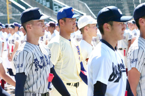 星稜・奥川（左から2人目）は開会式のリハーサルを終え球場から引きあげる（撮影・上山淳一）