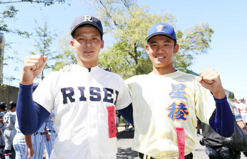 笑顔でガッツポーズする星稜・奥川（右）と履正社・井上（撮影・前田充）