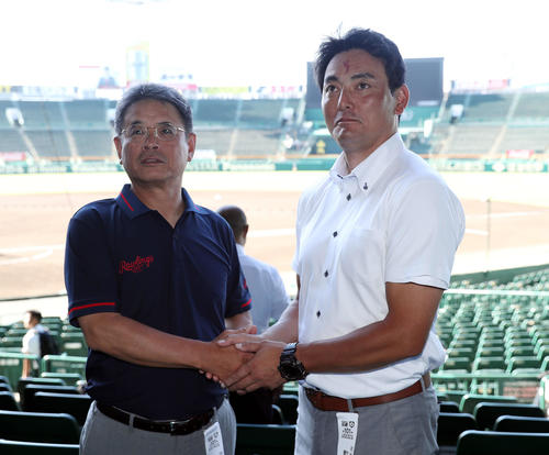 開会式のリハーサル前に握手を交わす花巻東・佐々木監督（右）と鳴門・森脇監督