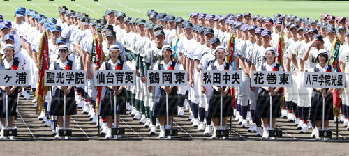 開会式のリハーサルを行った東北勢。左から聖光学院、仙台育英、鶴岡東、秋田中央、花巻東、八戸学院光星の選手たち（撮影・野上伸悟）