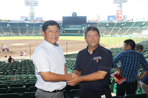 監督対談で握手する鶴岡東・佐藤監督（左）と高松商・長尾監督