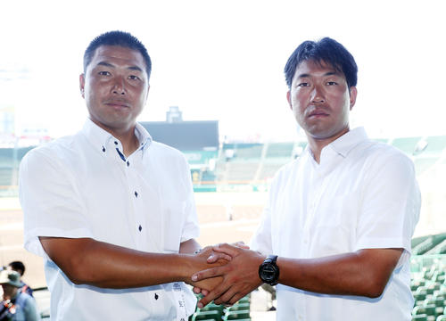 開会式のリハーサル前に握手を交わす佐賀北・久保監督と神村学園・小田監督（撮影・前田充）
