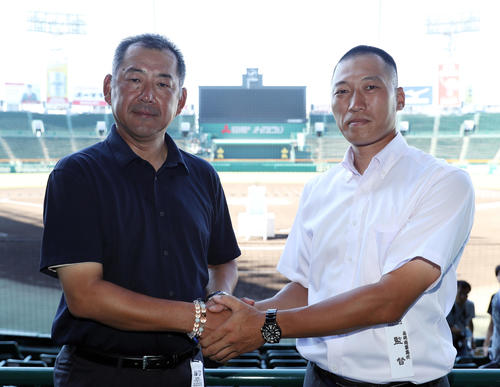 開会式のリハーサル前に握手を交わす高岡商・吉田監督（右）と末光監督（撮影・前田充）