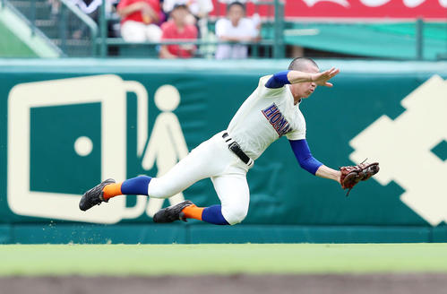 八戸学院光星対誉　8回表八戸学院光星2死二塁、松田は下山の飛球に走り込んで好捕する（撮影・加藤哉）