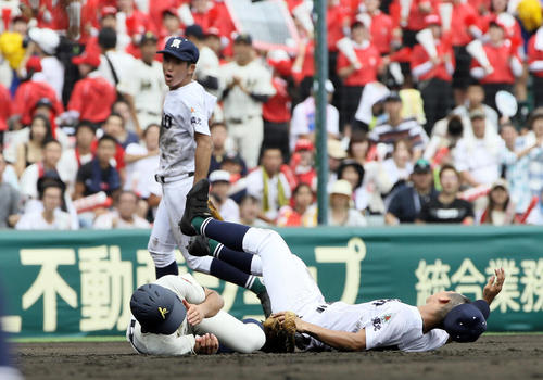 佐賀北対神村学園　2回裏神村学園2死二塁、松尾駿助の三ゴロで宮崎翔大（右）と激突する二塁走者田中大陸（撮影・栗木一考）