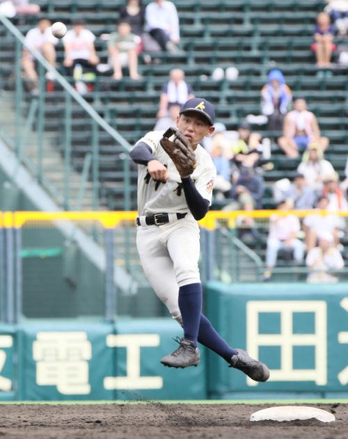 佐賀北対神村学園　4回表佐賀北無死、久保公佑の打球を好捕し一塁へ送球する古川朋樹（撮影・栗木一考）