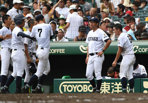 佐賀北対神村学園　5回選手を迎える佐賀北・久保貴大監督（撮影・奥田泰也）