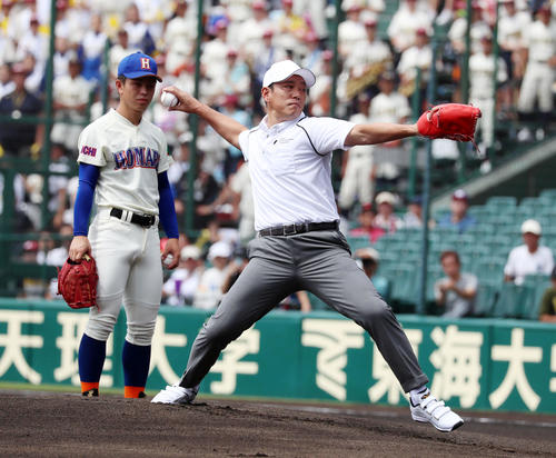八戸学院光星対誉　始球式を行う井端氏（撮影・加藤哉）