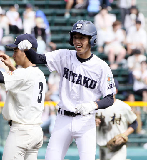 佐賀北対神村学園　6回表佐賀北2死一塁、江藤謙伸は左中間へ適時二塁打を放ちガッツポーズ（撮影・栗木一考）