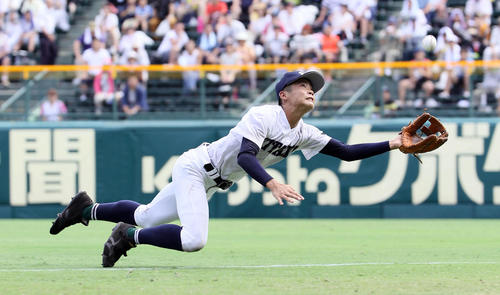 佐賀北対神村学園　6回裏神村学園2死、森口修矢の打球を好捕する久保公佑（撮影・栗木一考）