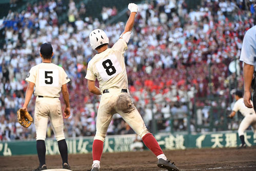 高岡商対石見智翠館　10回表高岡商2死二、三塁、森田朝陽の右越2点三塁打を放つ（撮影・奥田泰也）