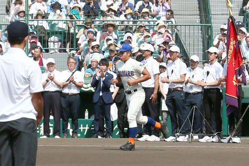 開会式で選手宣誓を終え引きあげる誉・林山侑樹主将（撮影・上山淳一）