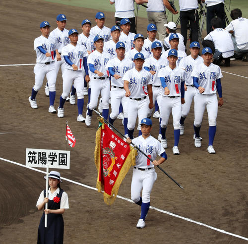 甲子園球場を行進する筑陽学園ナイン（撮影・加藤哉）