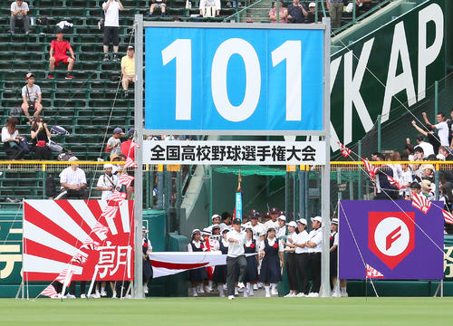開会式の入場行進の先導役を務める北海高校・辻本（撮影・上山淳一）