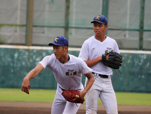 7日の初戦へ最終調整する霞ケ浦・鈴木寛（左）と山本（撮影・金子真仁）