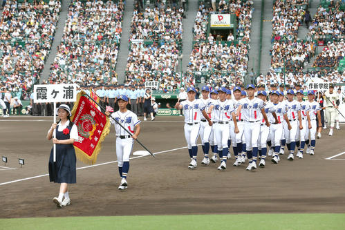 第101回全国高校野球選手権・開会式　開会式で行進する霞ケ浦ナイン（撮影・上山淳一）