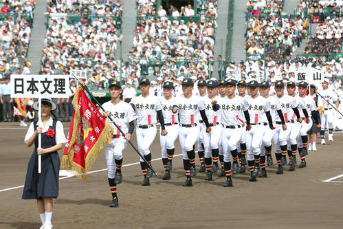 開会式で行進する日本文理ナイン（撮影・上山淳一）