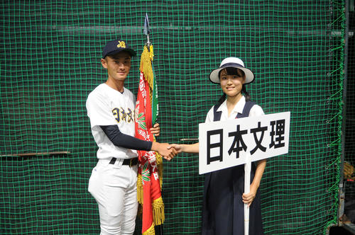 プラカード担当の神野さん（右）から激励される長坂主将