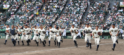 佐賀北対神村学園　佐賀北に勝ち応援団にあいさつに向かう神村学園（撮影・奥田泰也）
