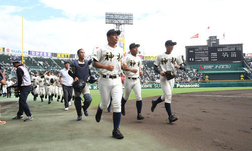 佐賀北対神村学園　佐賀北に勝ち応援団にあいさつ後引き揚げる神村学園（撮影・奥田泰也）