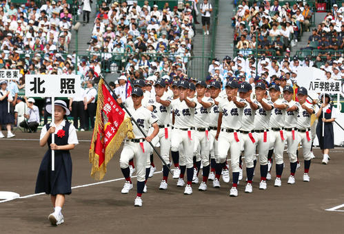 元気よく開会式で行進する北照ナイン（撮影・上山淳一）