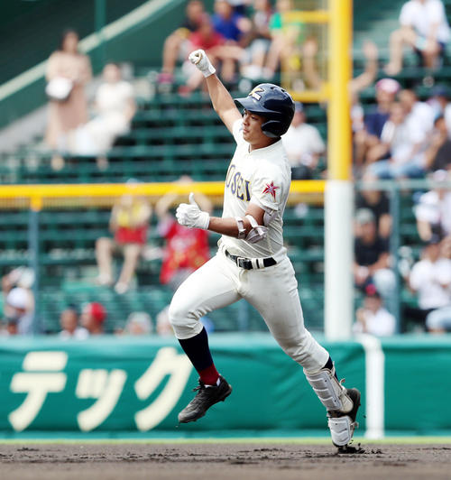 八戸学院光星対誉　1回表八戸学院光星2死満塁、下山は左越え満塁本塁打を放ちガッツポーズでベースをまわる（撮影・加藤哉）